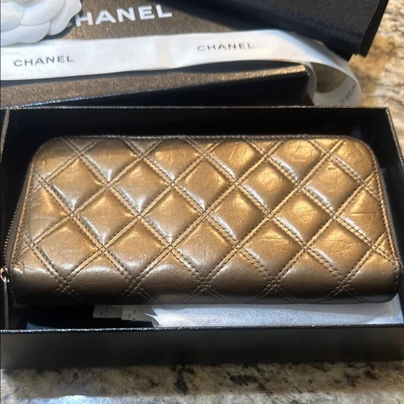 Chanel Gold metallic diamond quilted Lambskin Wallet - Picture 2 of 6